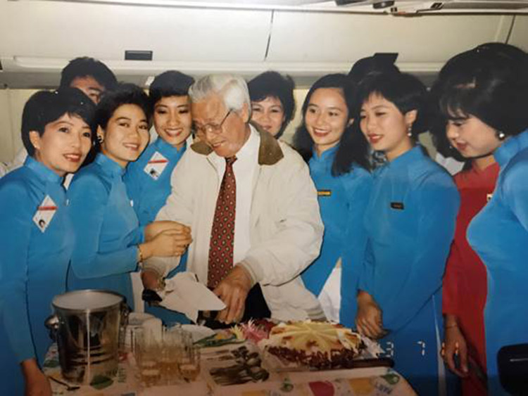 Áo dài đầu tiên của Vietnam Airlines